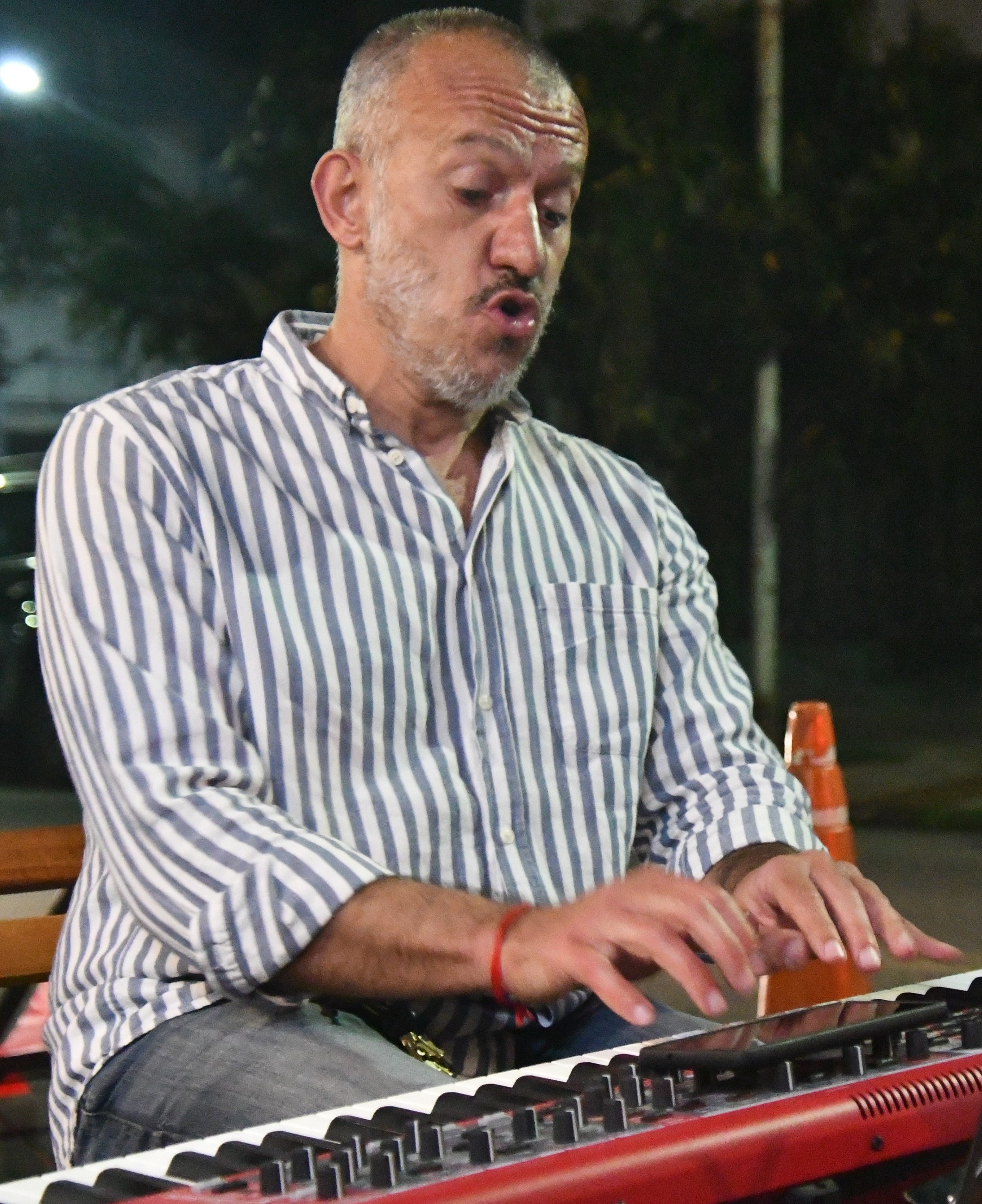 Foto de Mike Luisi tocando el piano